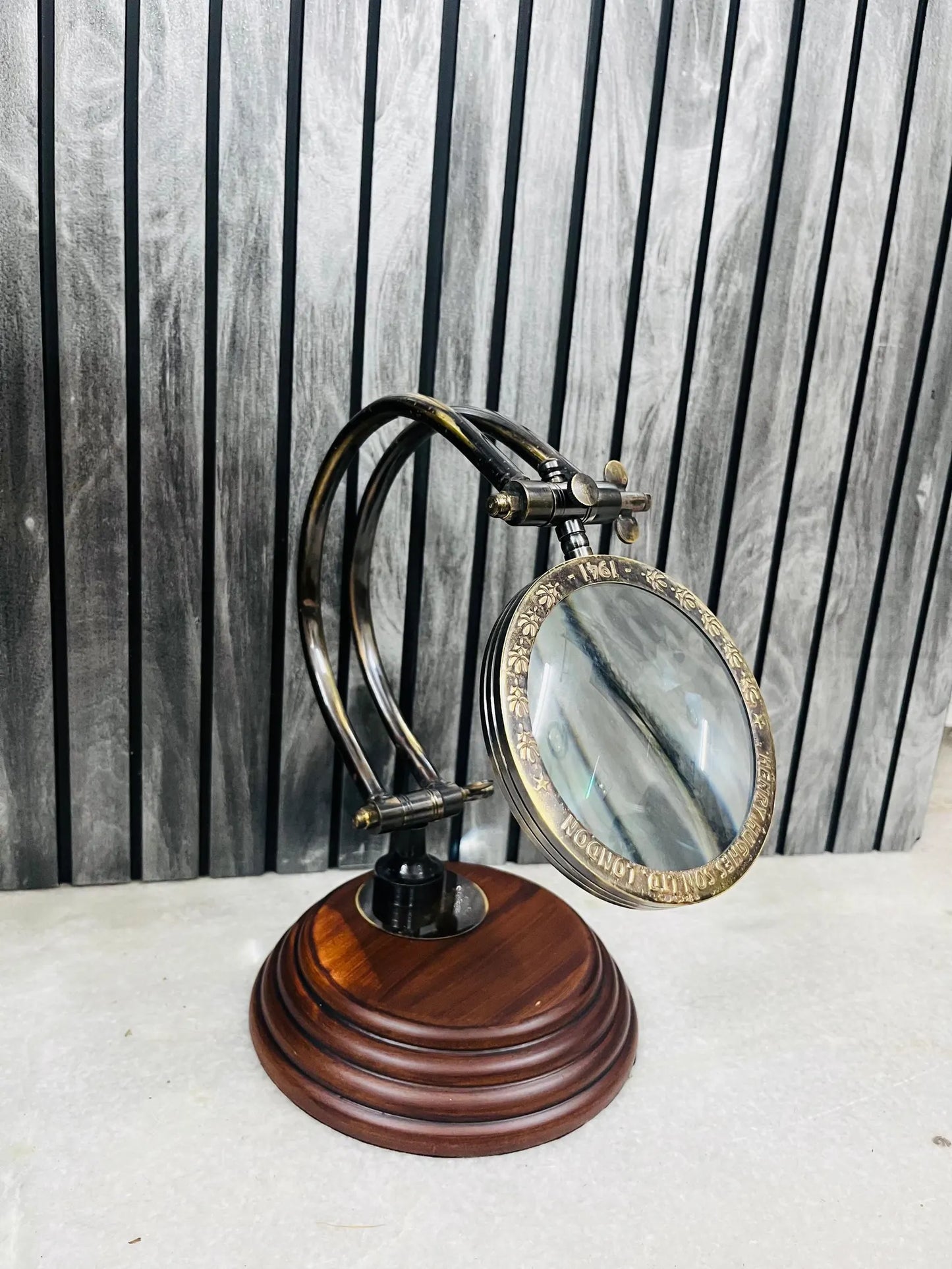 Antique Brass Magnifying Glass with Wooden Base – Adjustable Tabletop Decor